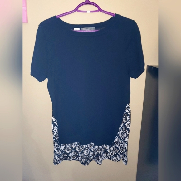 Black Top w Patterned Back - Picture 1 of 2